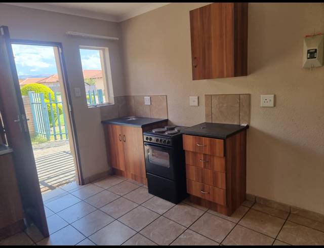 3 BEDROOM TOWNHOUSE FOR SALE IN WATERKLOOF HILL ESTATE